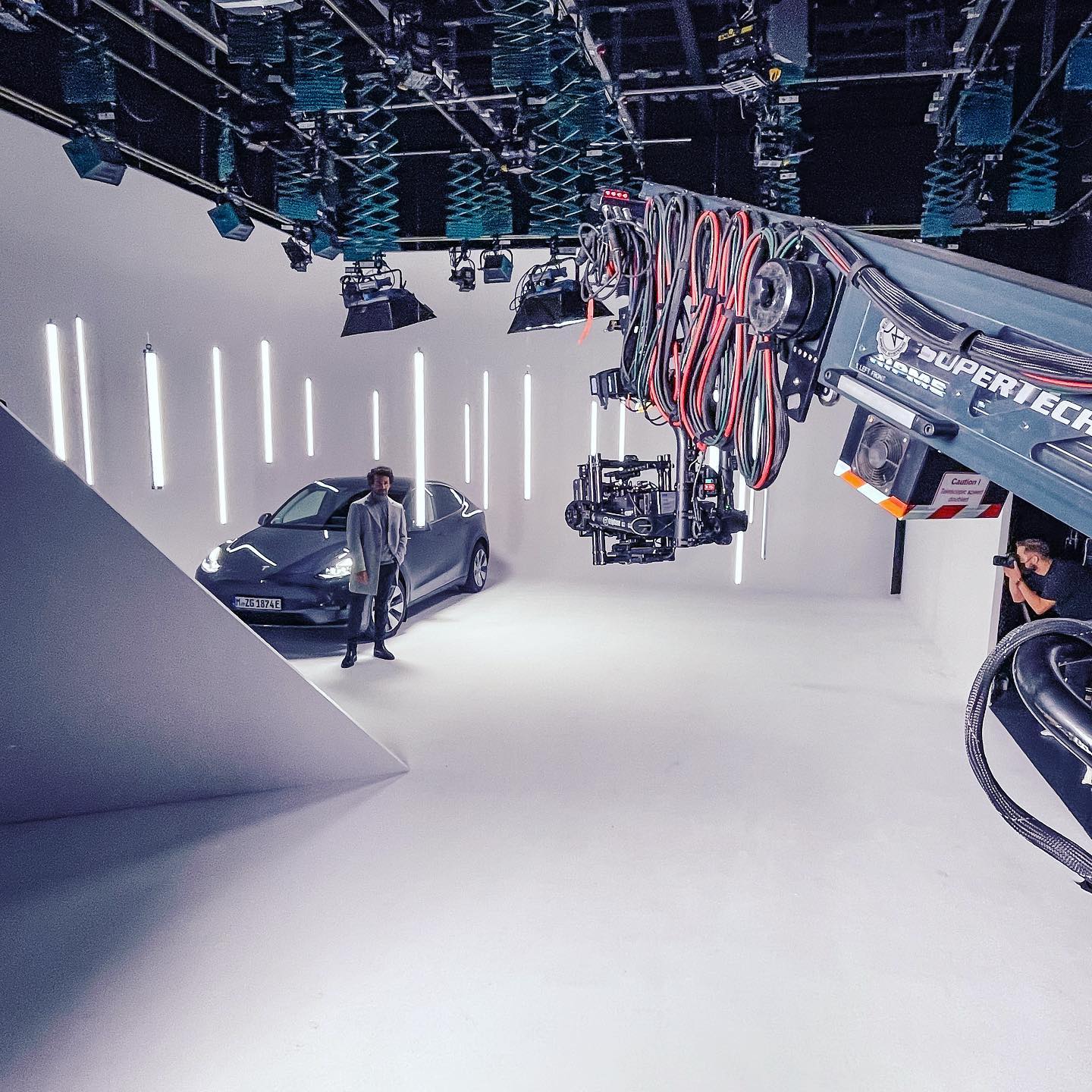 / A brandnew Tesla 🚙 and our powerful Asteras made this unique setting in our studio come true. The Kowa lenses 🎥 and the ARRI Alexa mini caught this frame perfectly.