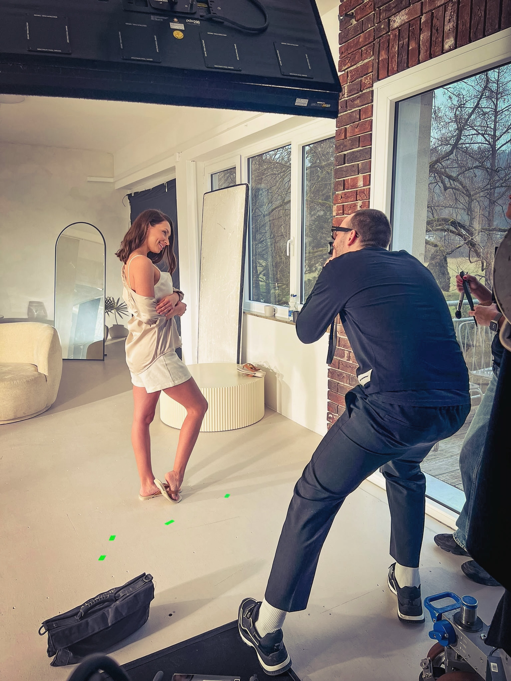 Behind the scenes — Betakaroten Gold.

A glimpse from our shoot for Good For Me AS, capturing the moment between model and photographer on a beautifully designed set.

Warm tones, a clean sculptural environment and a carefully created beauty look gave the campaign its distinctive visual character.

Sometimes the making-of tells the story of the shoot just as beautifully as the final image.

#BehindTheScenes #MakingOf #BeautyCampaign #CommercialProduction BeautyShoot BetakarotenGold GoodForMe VertigoStudiosAI